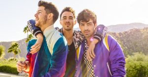 I Jonas Brothers tornano sul palco dopo quasi 10 anni di assenza