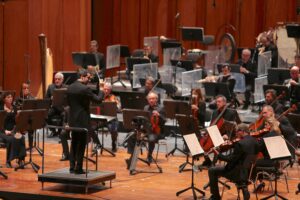 "Aperti nonostante tutto", Lorenzo Passerini dirige l'Orchestra del Teatro Carlo Felice