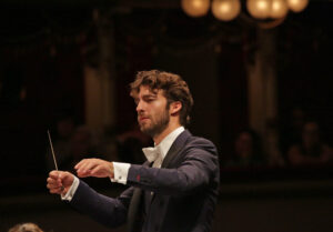 L’attività sinfonica del Teatro alla Scala riprende con un concerto diretto da Lorenzo Viotti