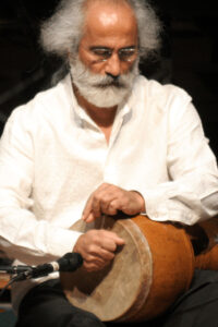 Il percussionista iraniano Mahamad Ghavi-Helm sul palco del Teatro No'hma