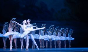 Piazza Plebiscito diventa il palcoscenico ideale per il corpo di ballo del Teatro San Carlo