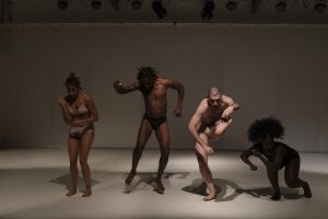 "Without Color, trilogia sull'abitare": una performance introspettiva sulla bellezza della diversità