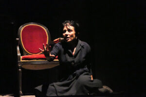 "L'ultima eclissi", al Teatro Nuovo l'oscuro interrogatorio di Dolores Claiborne