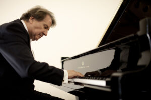 Rudolf Buchbinder torna alla Scala con un programma che spazia da Mozart a Schubert