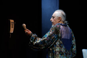 "Il Frigo", con il suo trasformismo Massimo Verdastro incanta il Ridotto del Teatro Mercadante