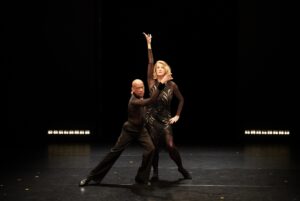 "Over Dance", al Teatro Parenti uno spettacolo che affronta le trasformazioni del corpo con l'età