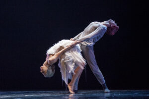 "Il Lago dei Cigni, ovvero Il Canto", al Teatro Celebrazioni la riscrittura di un classico del balletto